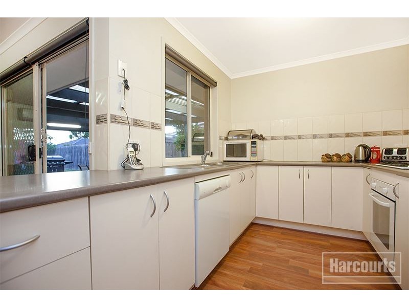 24 Sir Thomas Drive, Pakenham VIC 3810