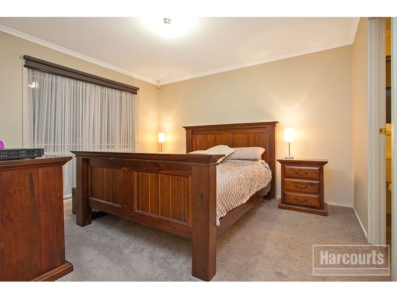 24 Sir Thomas Drive, Pakenham VIC 3810