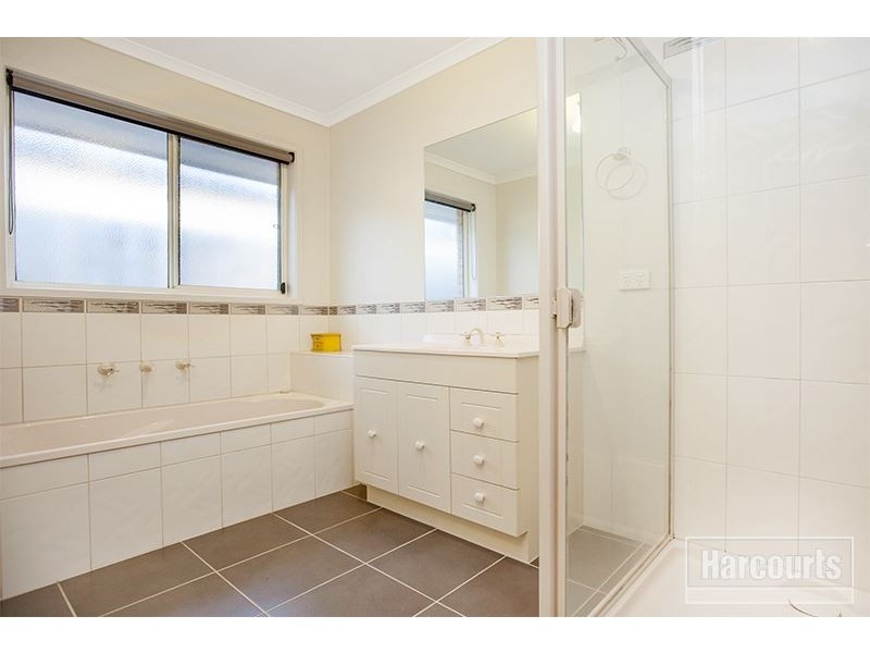 24 Sir Thomas Drive, Pakenham VIC 3810