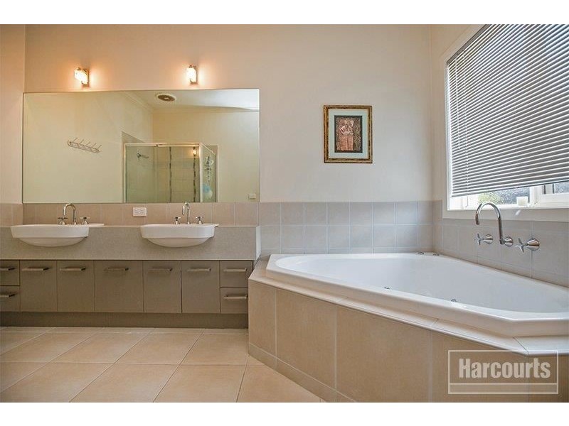16 Michigan Grange, Pakenham VIC 3810