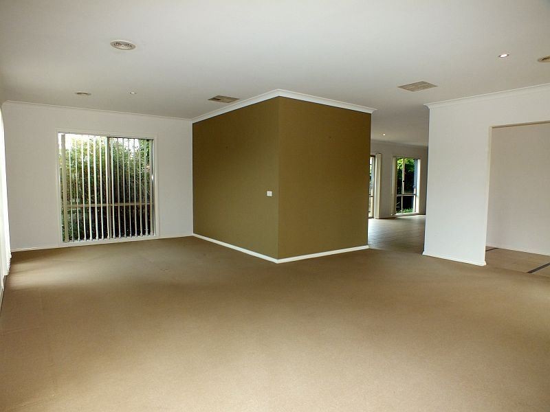 7 Fallingwater Drive, Pakenham VIC 3810