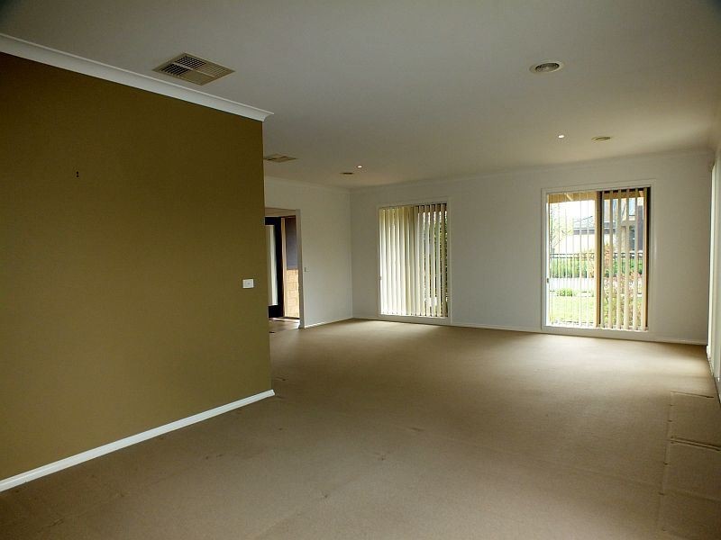 7 Fallingwater Drive, Pakenham VIC 3810