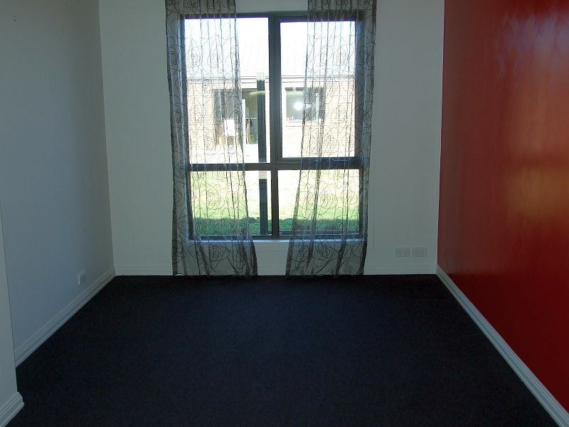 8 Wild Cherry Avenue, Pakenham VIC 3810