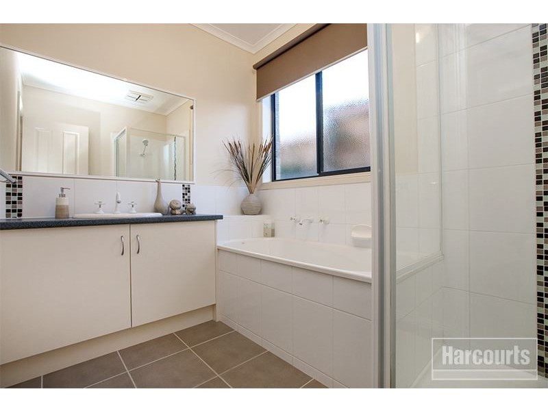 8c Ebony Drive, Pakenham VIC 3810