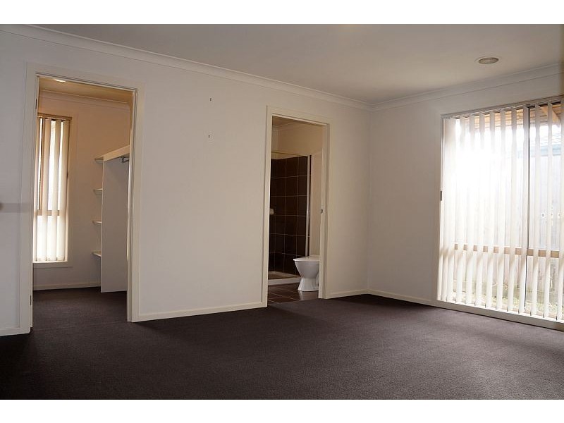 38 Wakenshaw Crescent, Pakenham VIC 3810