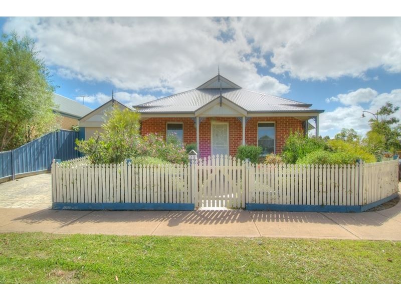 21 Ironbark Circuit, Pakenham VIC 3810