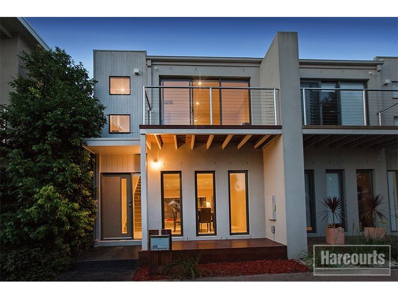 8 Dealbata Lane, Pakenham VIC 3810