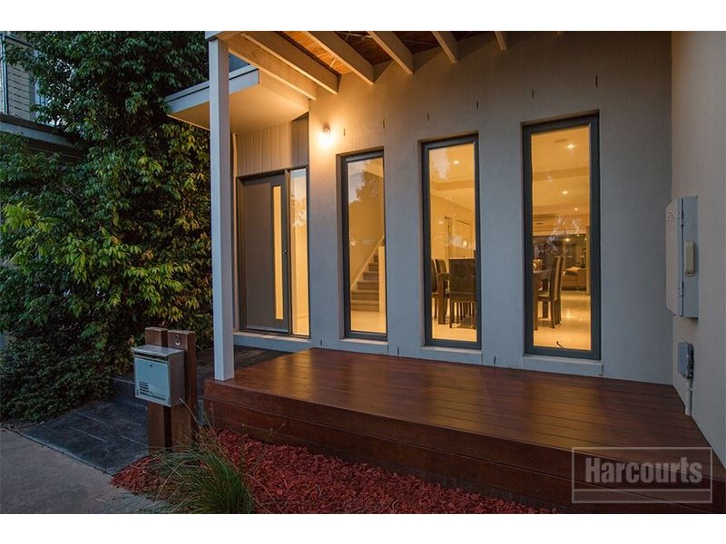 8 Dealbata Lane, Pakenham VIC 3810