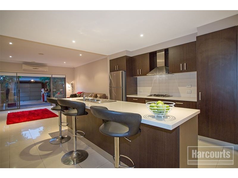 8 Dealbata Lane, Pakenham VIC 3810