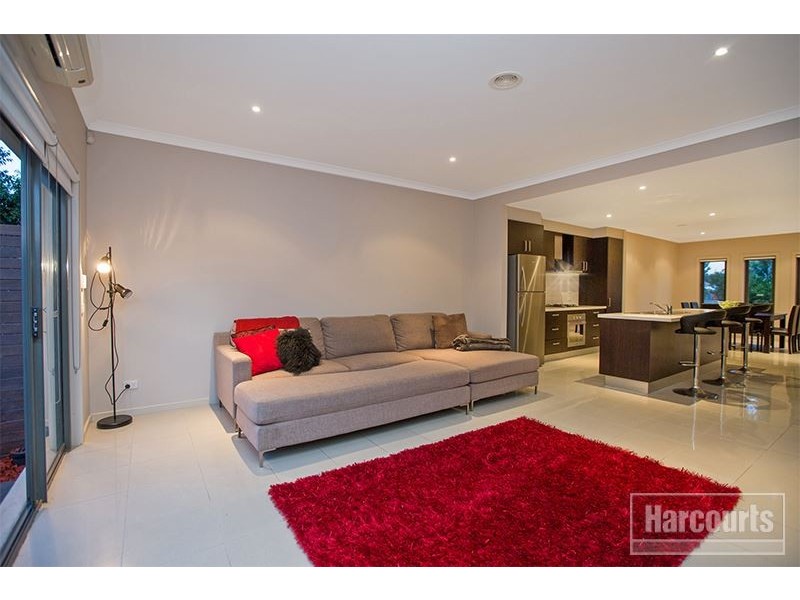 8 Dealbata Lane, Pakenham VIC 3810