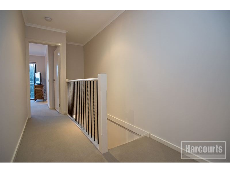 8 Dealbata Lane, Pakenham VIC 3810