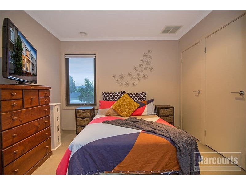 8 Dealbata Lane, Pakenham VIC 3810