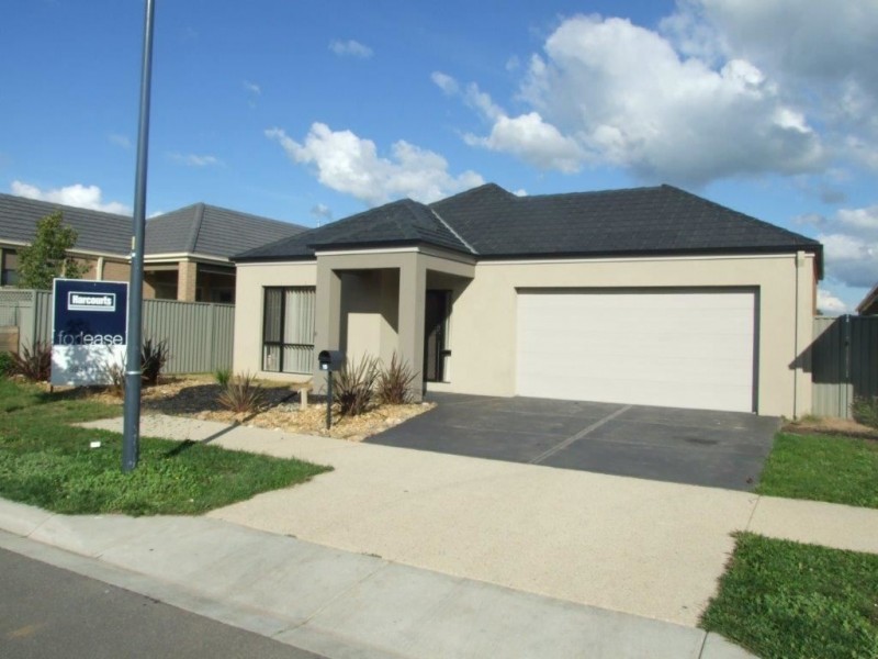 15 Sandpiper Close, Pakenham VIC 3810