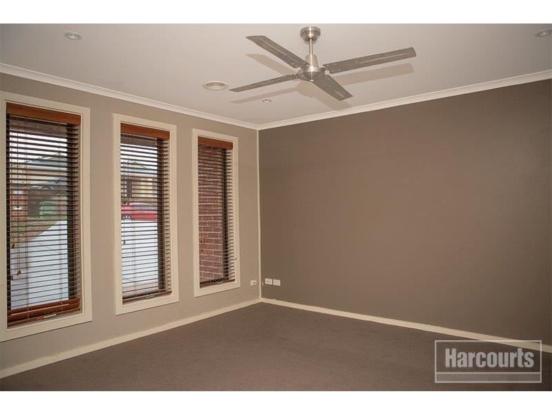 10 Wallangara Drive, Pakenham VIC 3810