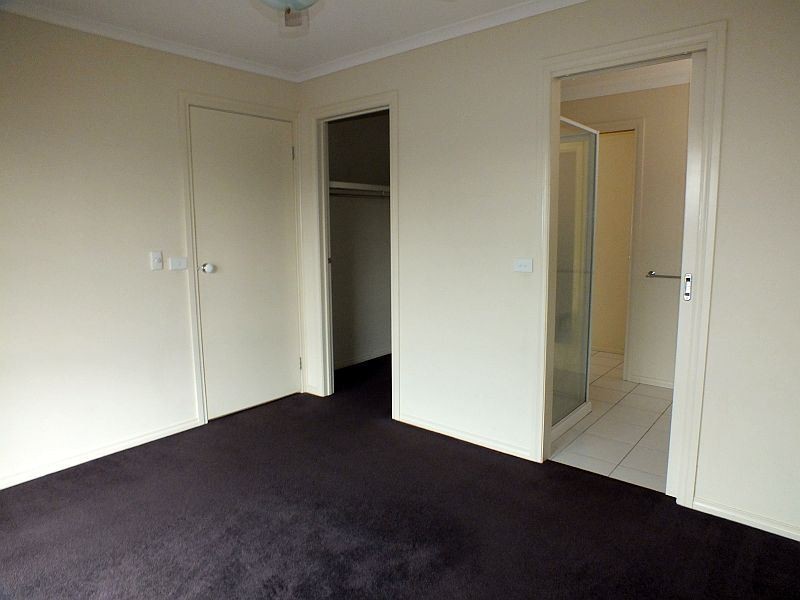 22 Wakenshaw Crescent, Pakenham VIC 3810