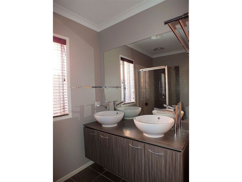 42 Everly Circuit, Pakenham VIC 3810