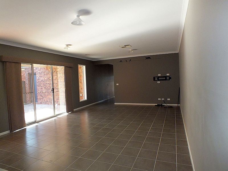 42 Everly Circuit, Pakenham VIC 3810