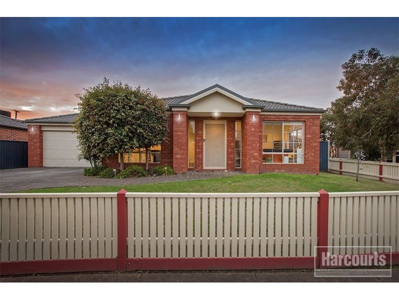 8 Banksia Grove, Pakenham VIC 3810
