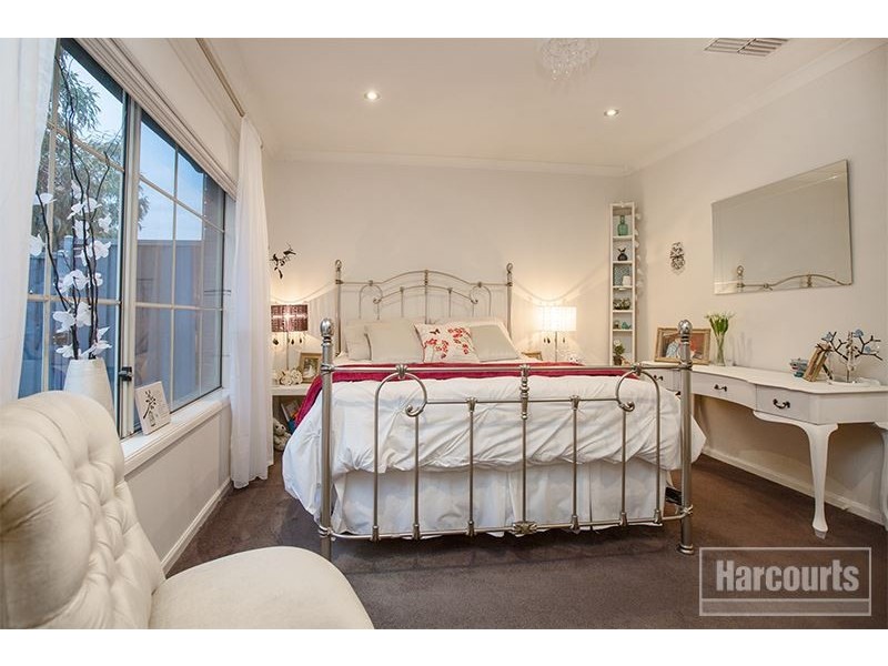 8 Banksia Grove, Pakenham VIC 3810