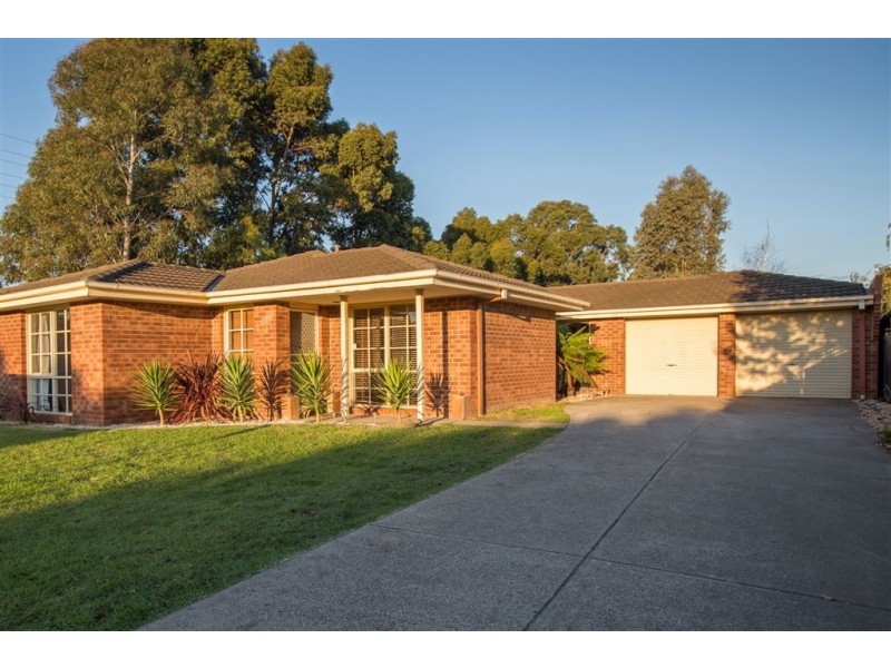 13 Duncan Drive, Pakenham VIC 3810