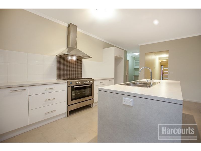 6 Cohens Way, Pakenham VIC 3810