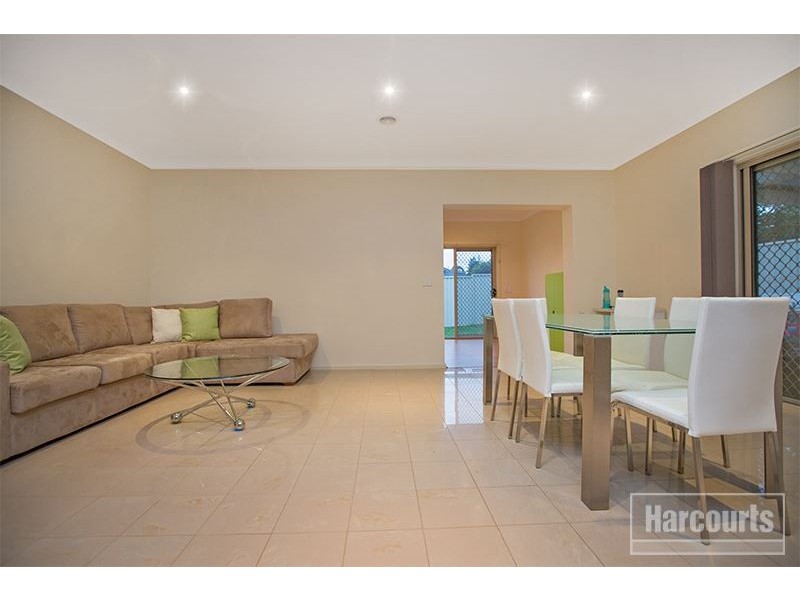 8 Eventide Rise, Pakenham VIC 3810