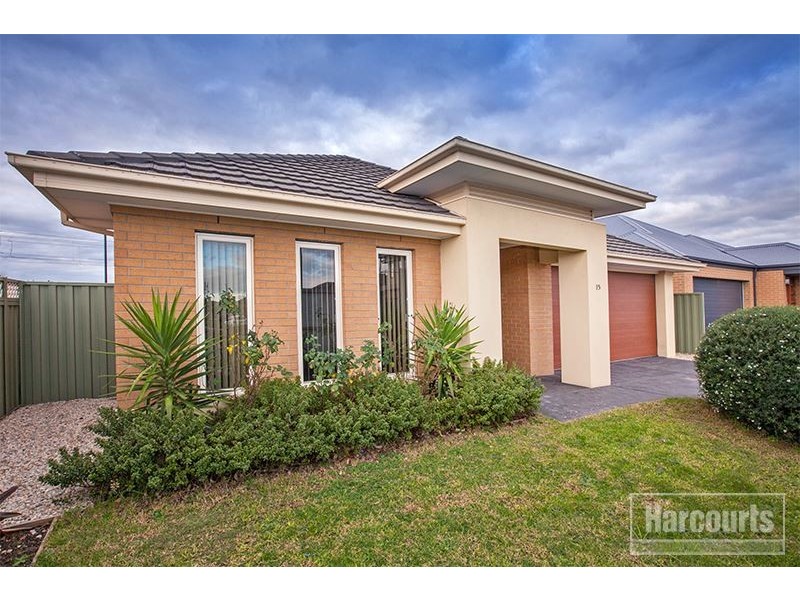 15 Golden Green Street, Pakenham VIC 3810