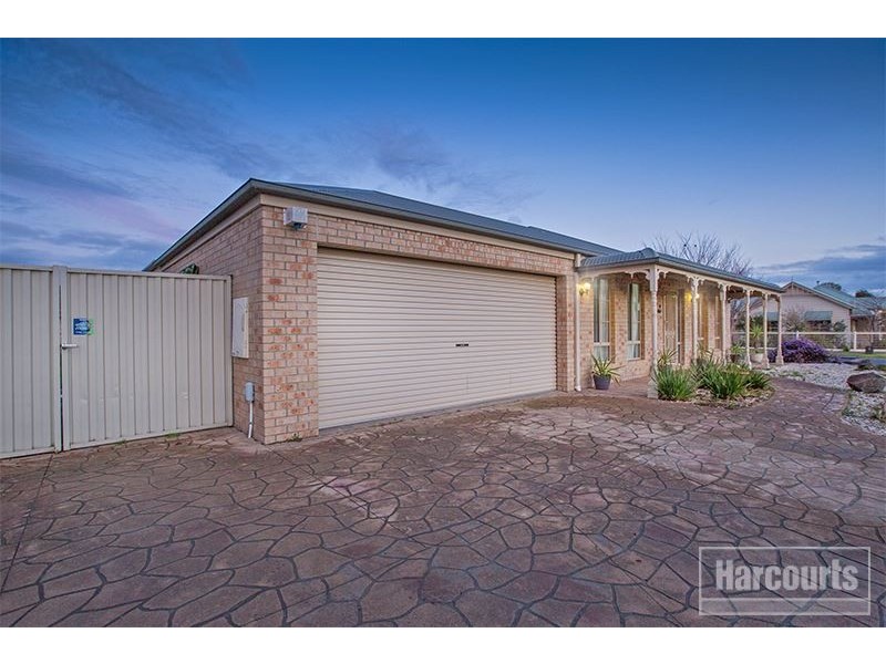 74 Oaklands Way, Pakenham VIC 3810