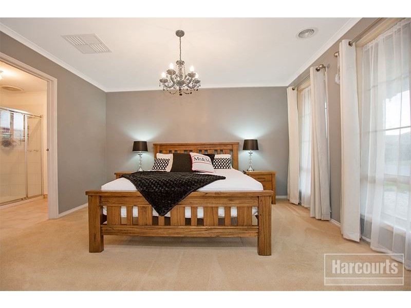 74 Oaklands Way, Pakenham VIC 3810