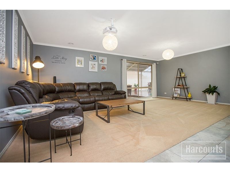 74 Oaklands Way, Pakenham VIC 3810