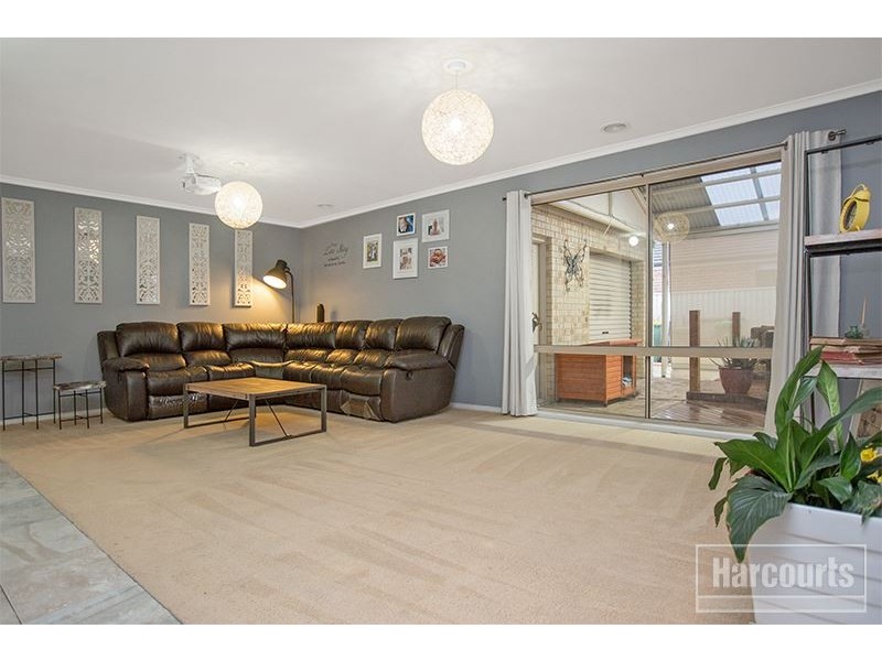 74 Oaklands Way, Pakenham VIC 3810