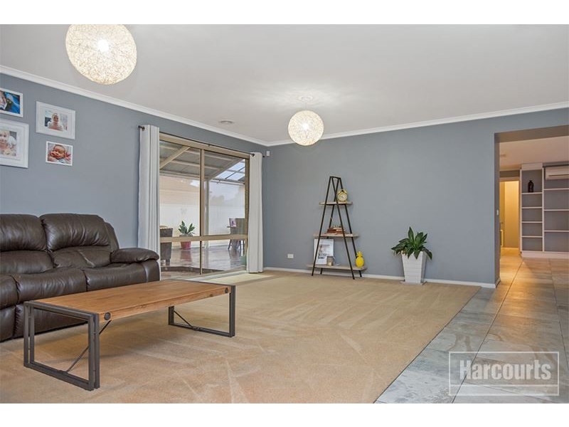 74 Oaklands Way, Pakenham VIC 3810