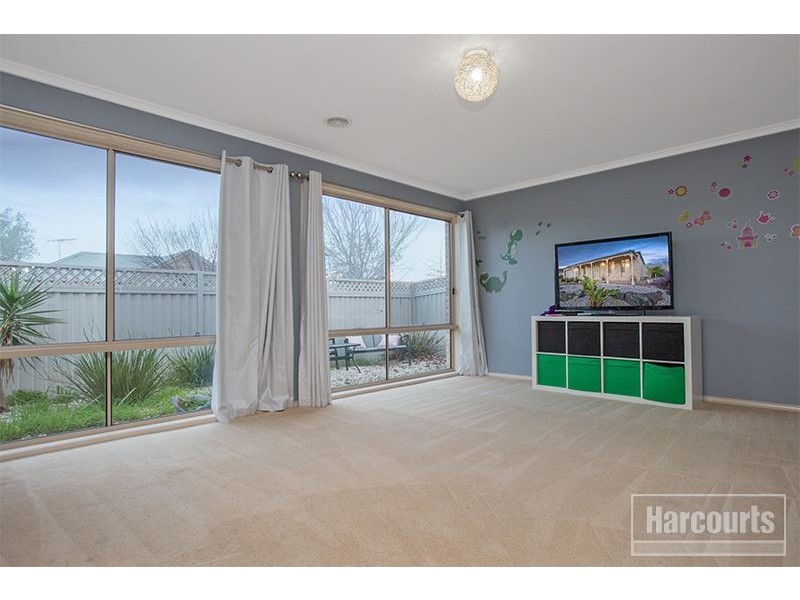 74 Oaklands Way, Pakenham VIC 3810