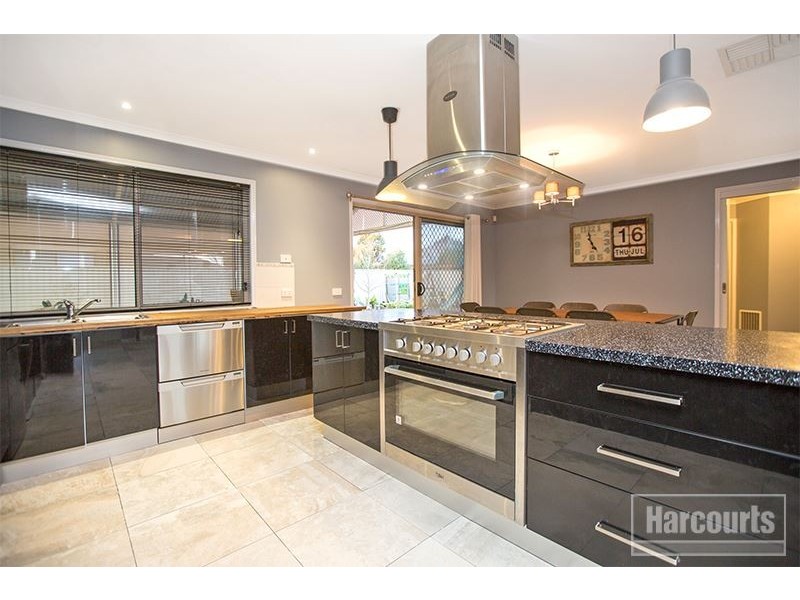 74 Oaklands Way, Pakenham VIC 3810