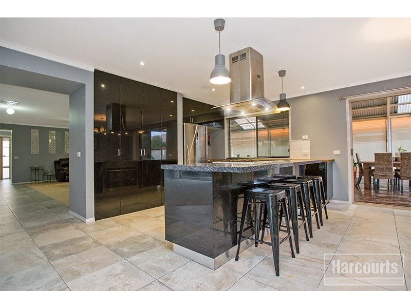 74 Oaklands Way, Pakenham VIC 3810