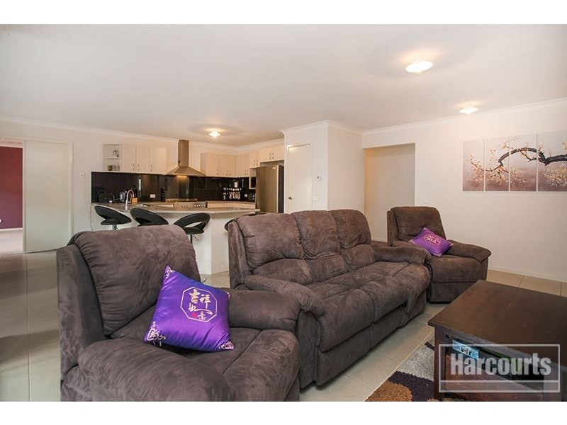 13 Vanessa Circuit, Pakenham VIC 3810