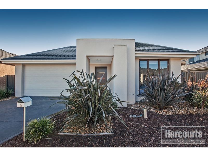 5 Edgeware Close, Pakenham VIC 3810
