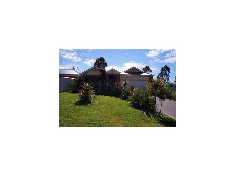 32 St Leonard Way, Pakenham VIC 3810