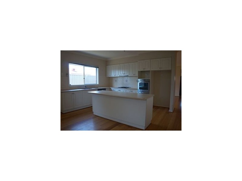 32 St Leonard Way, Pakenham VIC 3810