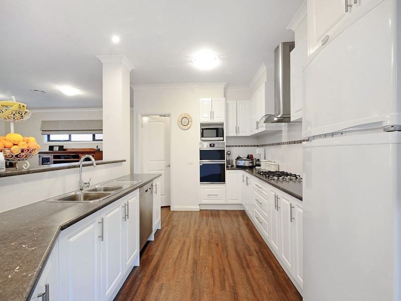 16 Ashford Drive, Pakenham VIC 3810