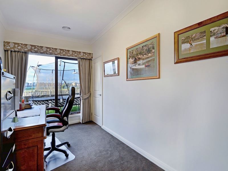 16 Ashford Drive, Pakenham VIC 3810