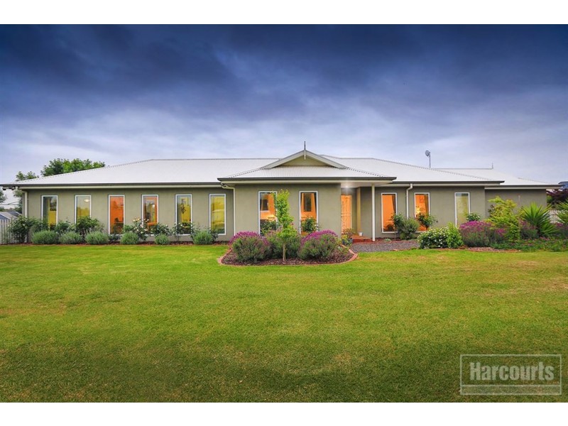 36 Pinehill Drive, Pakenham VIC 3810