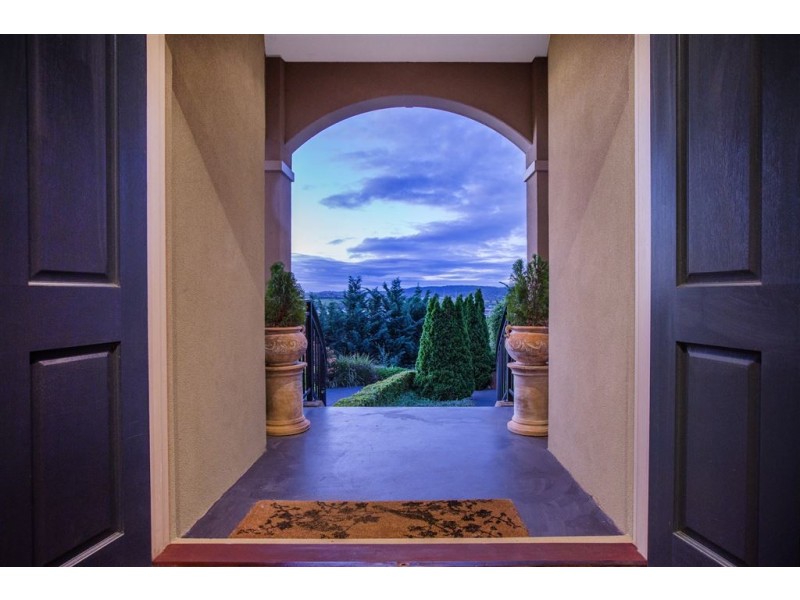 16 Highland Drive, Pakenham VIC 3810