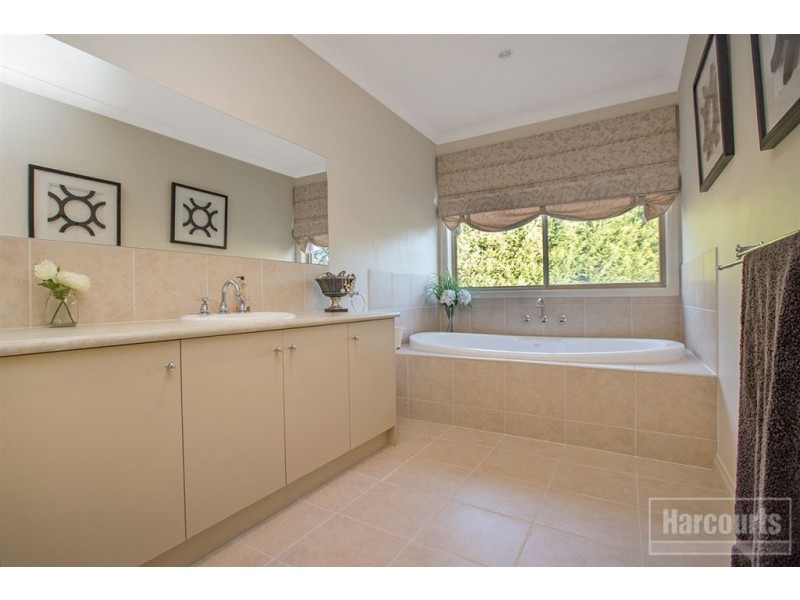 16 Highland Drive, Pakenham VIC 3810