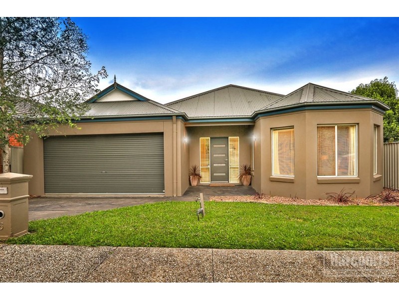 6 St Leonard Way, Pakenham VIC 3810