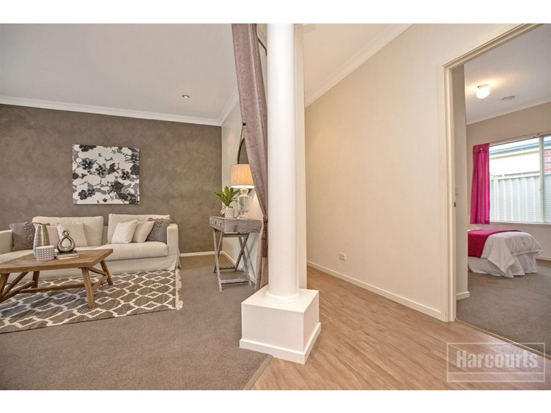 6 St Leonard Way, Pakenham VIC 3810
