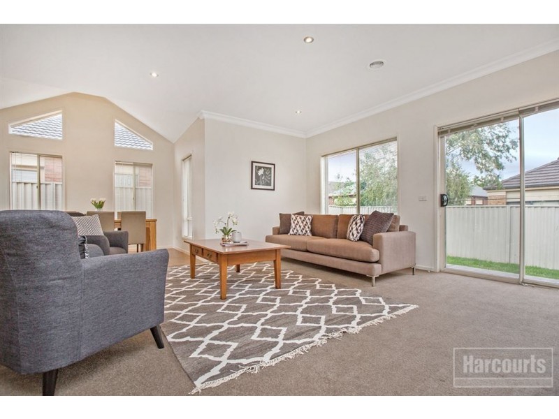 6 St Leonard Way, Pakenham VIC 3810