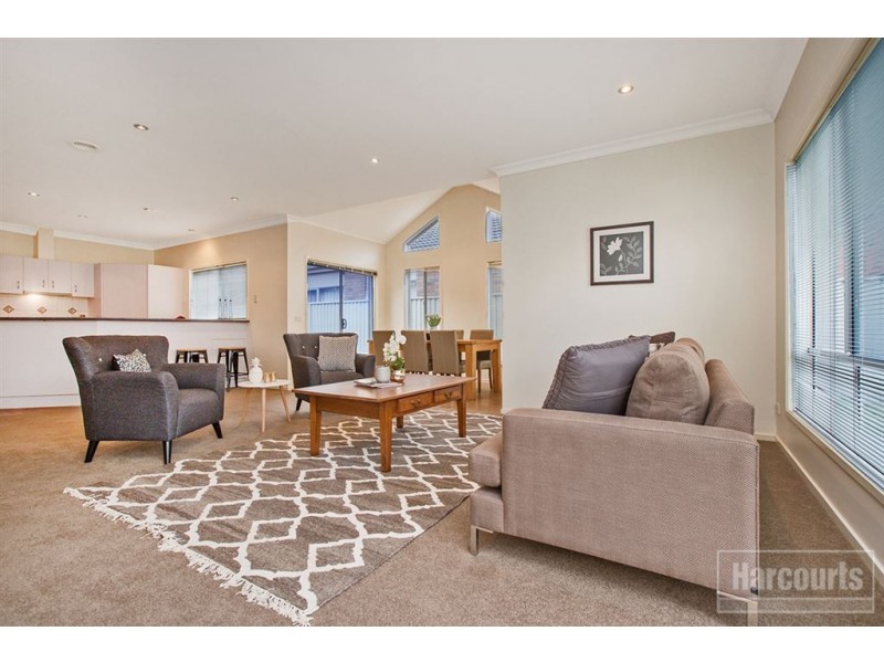 6 St Leonard Way, Pakenham VIC 3810