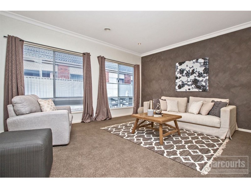 6 St Leonard Way, Pakenham VIC 3810