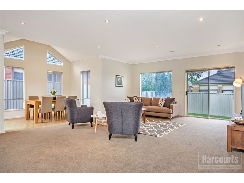 6 St Leonard Way, Pakenham VIC 3810